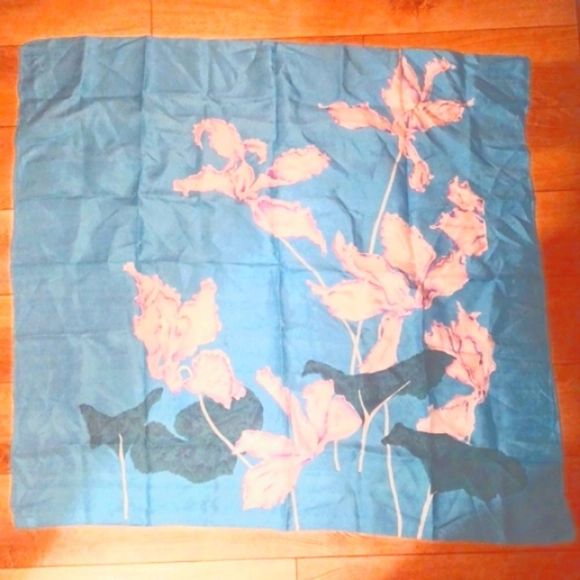 Stunning huge 100% silk scarf or wall hanging with a water and flower motif - Picture 4 of 8